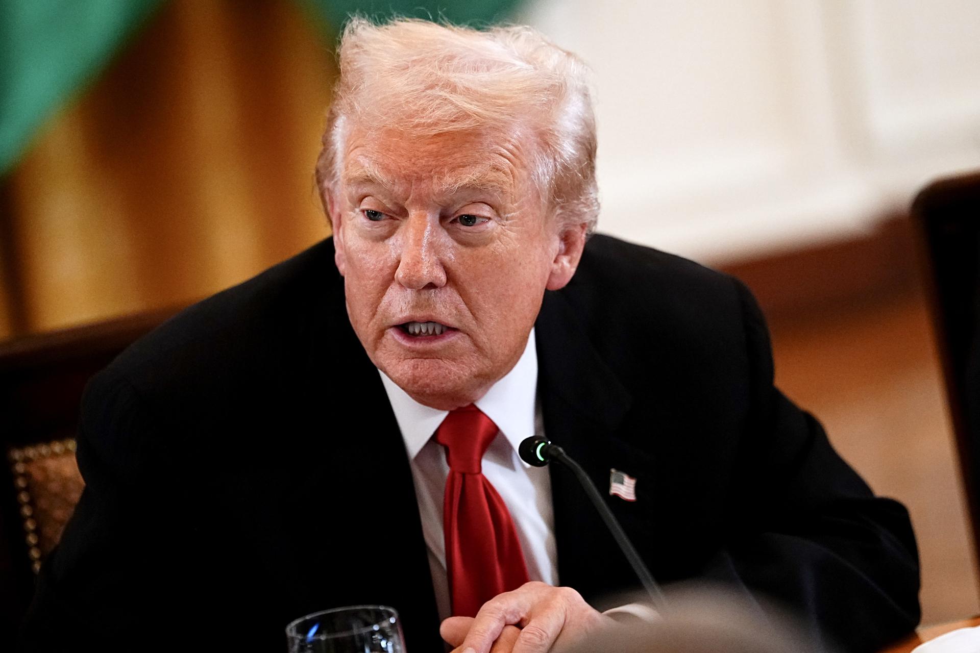 Trump rechaza orden federal para asignar fondos a programa alimentario