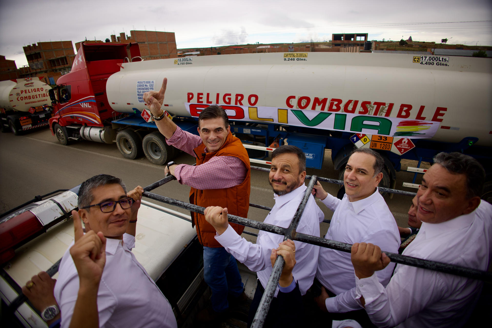 Rodrigo Paz lidera caravana de cisternas con gasolina y diésel en Bolivia