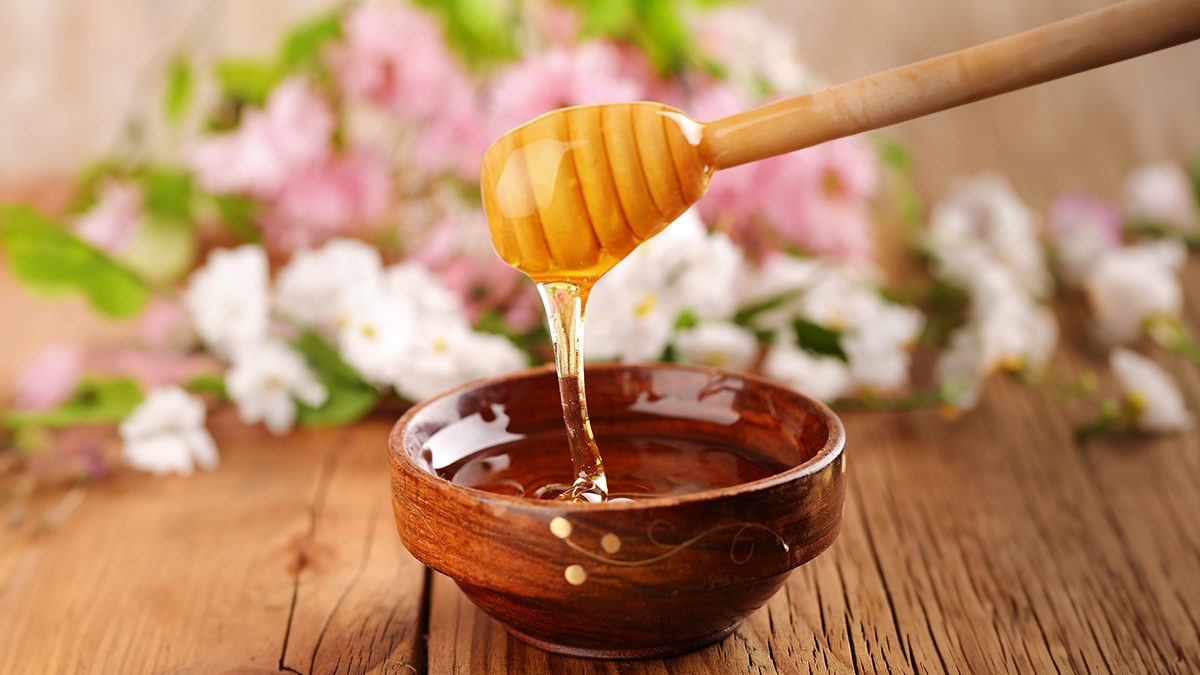 La miel tiene multiples beneficios para la piel.