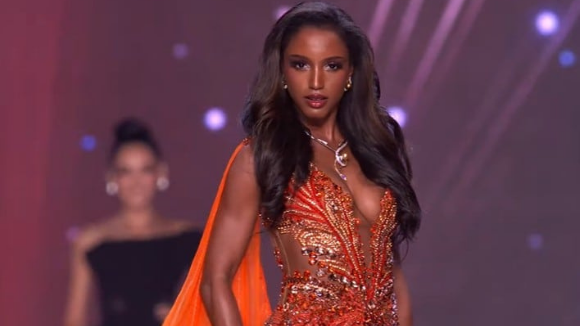Miss Jamaica sigue en cuidados intensivos tras su peligrosa caída en el Miss Universo