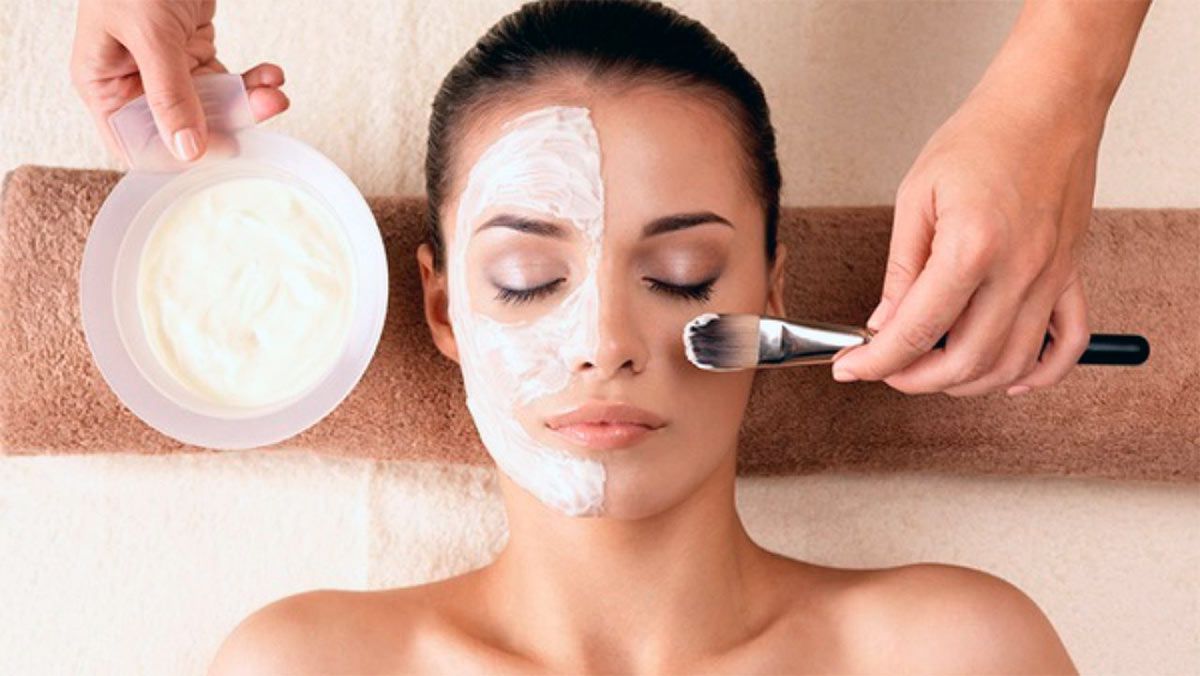 El yogurt natural es un potente ingrediente para nutrir la piel.