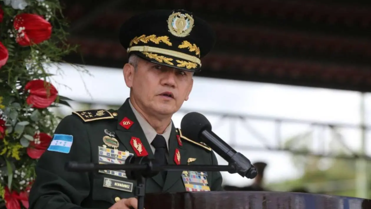 General Roosevelt Hernández deja las FF AA junto a 24 oficiales