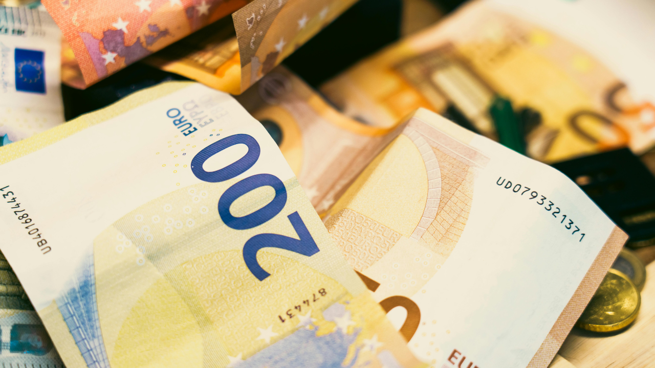 Cotización del euro: baja frente al dólar, pero apunta a cerrar 2025 al alza