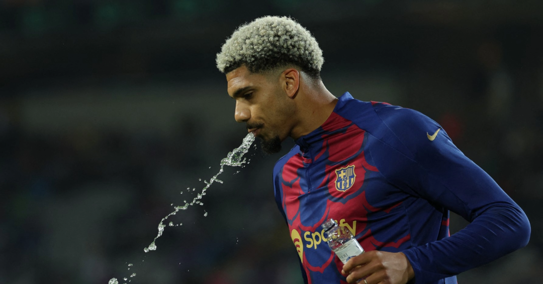 Flick descarta a Araujo ante el Atlético por una “situación privada”