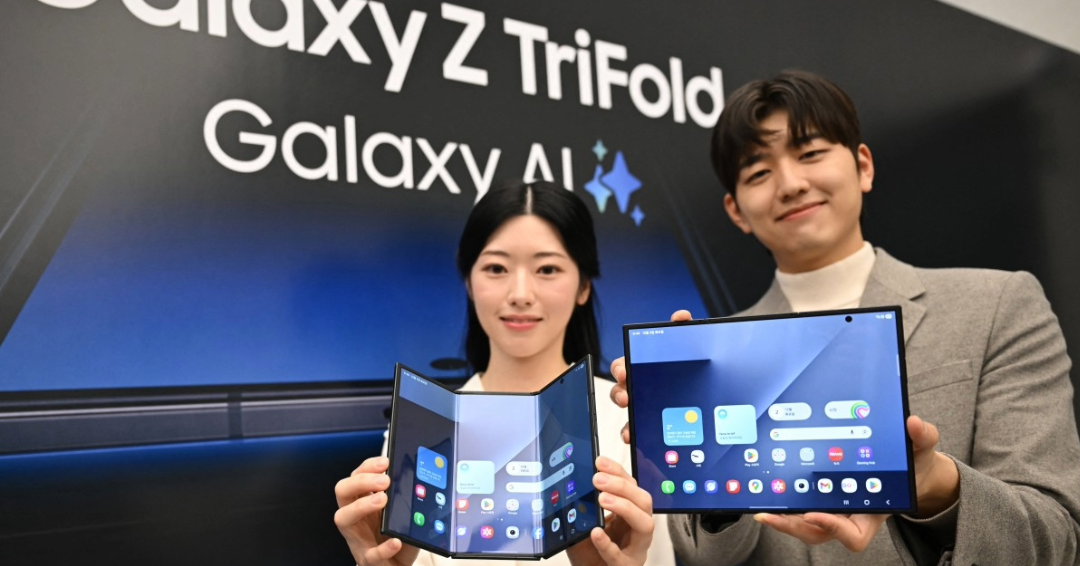 Samsung Electronics presentó su primer teléfono triple el 2 de diciembre, mientras el conglomerado se apresura a demostrar que puede seguir el ritmo de sus rivales en IA generativa.