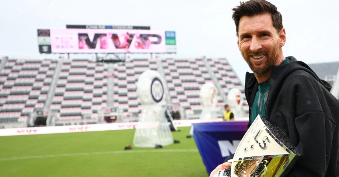 Messi #10 del Inter Miami CF reacciona tras recibir el trofeo Landon Donovan al Jugador Más Valioso de la MLS 2025 en el Chase Stadium el 9 de diciembre de 2025 en Fort Lauderdale, Florida.
