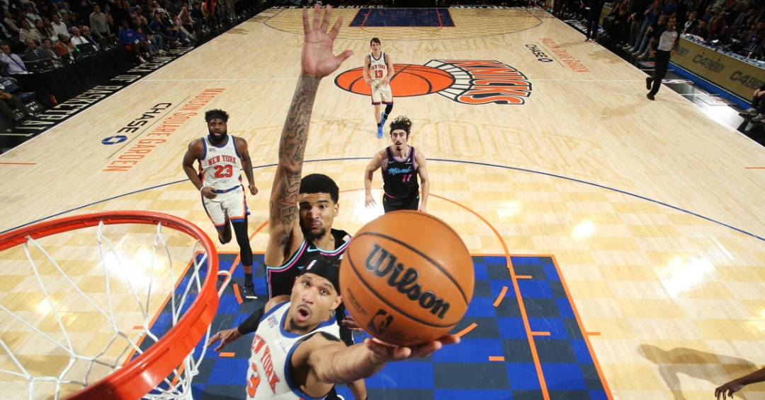 OG Anunoby #8 de los New York Knicks maneja el bal&oacute;n mientras Davion Mitchell #45 del Miami Heat defiende en la segunda mitad en el Madison Square Garden el 21 de diciembre de 2025 en la ciudad de Nueva York.