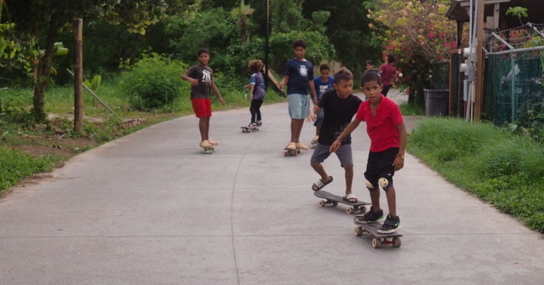 Son ni&ntilde;os, son patinetas, son sonrisas sinceras. No importa de d&oacute;nde vienen ni qu&eacute; calzan, aqu&iacute; todos son aleros y la calle se convierte en escuela, juego y familia. As&iacute; nace un sue&ntilde;o comunitario que vale oro.