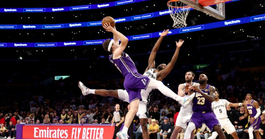 Austin Reaves #15 de Los Angeles Lakers penetra hacia la canasta durante el partido contra los San Antonio Spurs
