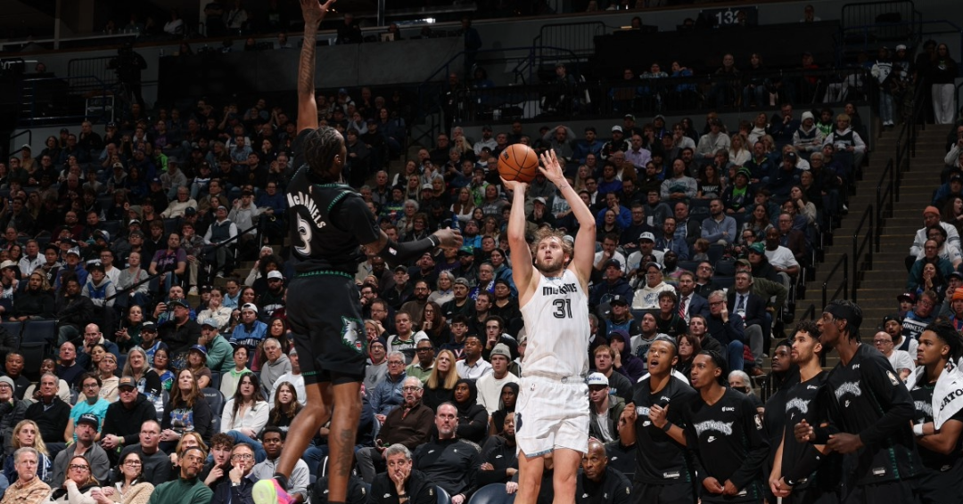 Julius Randle #30 de los Minnesota Timberwolves lanza el balón durante el partido contra los Memphis Grizzlies el 17 de diciembre de 2025 en el Target Center de Minneapolis, Minnesota.