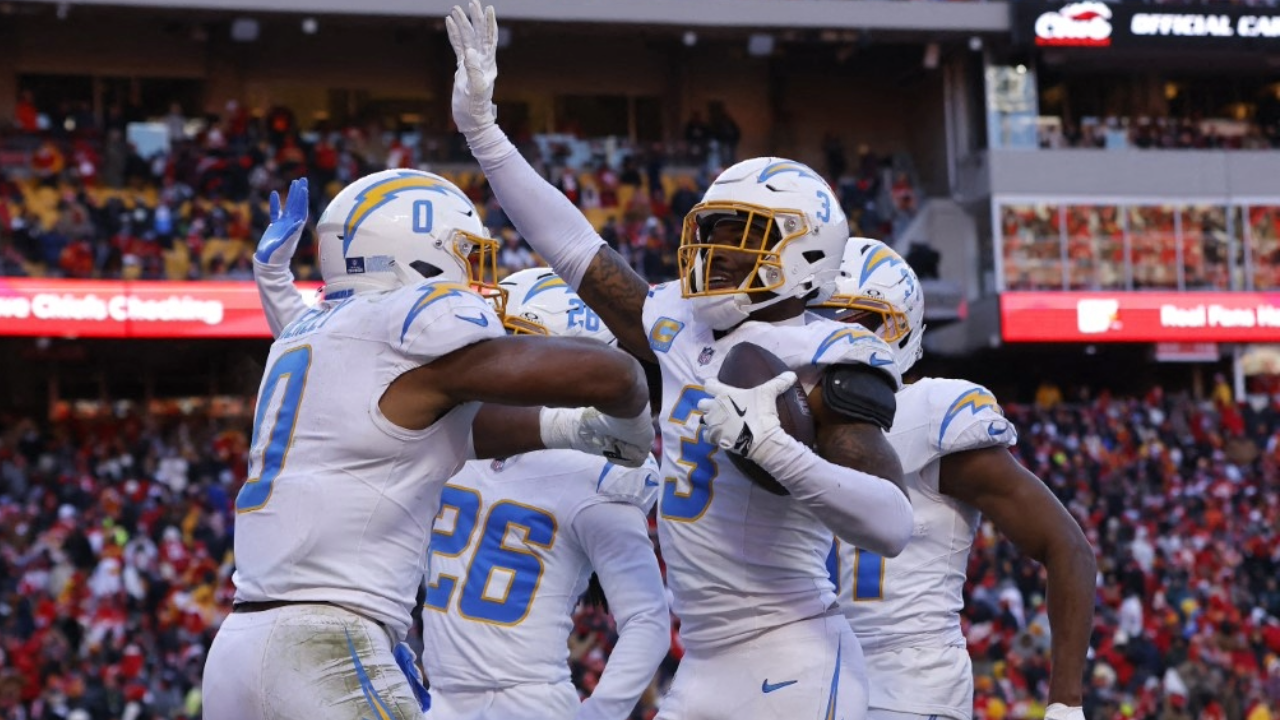 Derwin James Jr. #3 de Los Angeles Chargers se despide después de interceptar un pase para terminar el partido durante el último cuarto contra los Kansas City Chiefs.