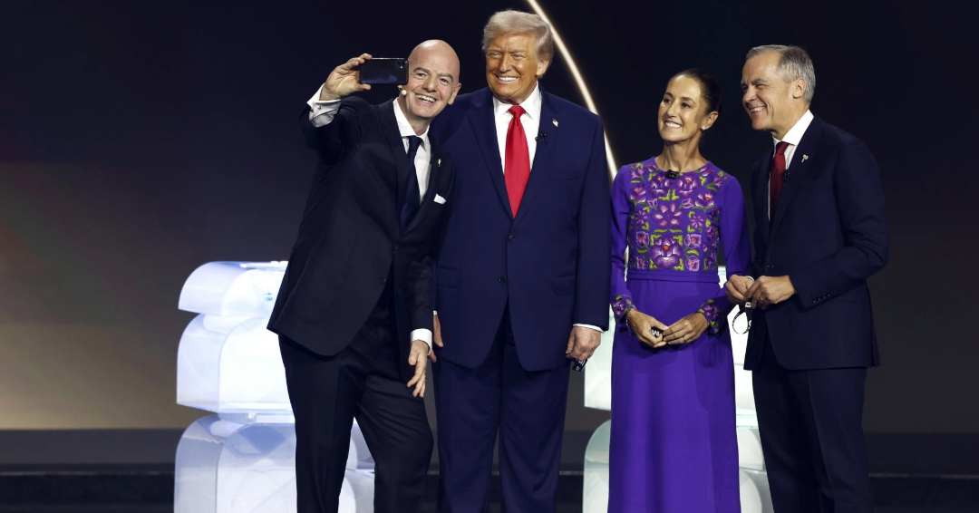 El presidente de la FIFA, Gianni Infantino (izq.), se toma una selfie en el escenario junto al presidente de Estados Unidos, Donald Trump; la presidenta de México, Claudia Sheinbaum; y el primer ministro de Canadá, Mark Carney (der.), durante el sorteo final del Mundial 2026 en el Kennedy Center de Washington DC, Estados Unidos.