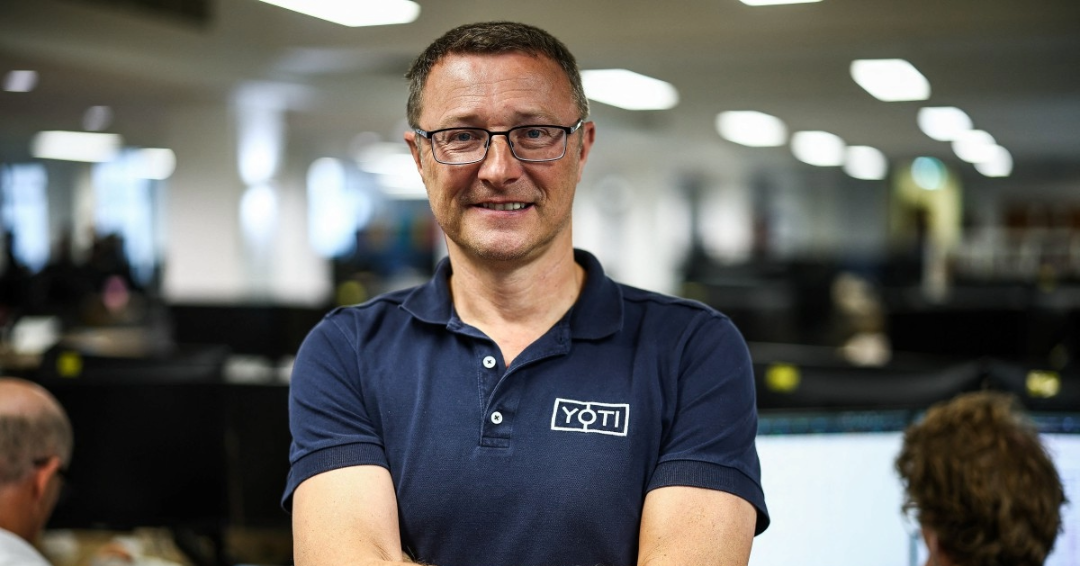 Esta foto, tomada el 14 de octubre de 2025, muestra a Robyn Tombs, directora ejecutiva de Yoti, una startup de verificación de edad basada en IA, posando en sus oficinas de Londres.