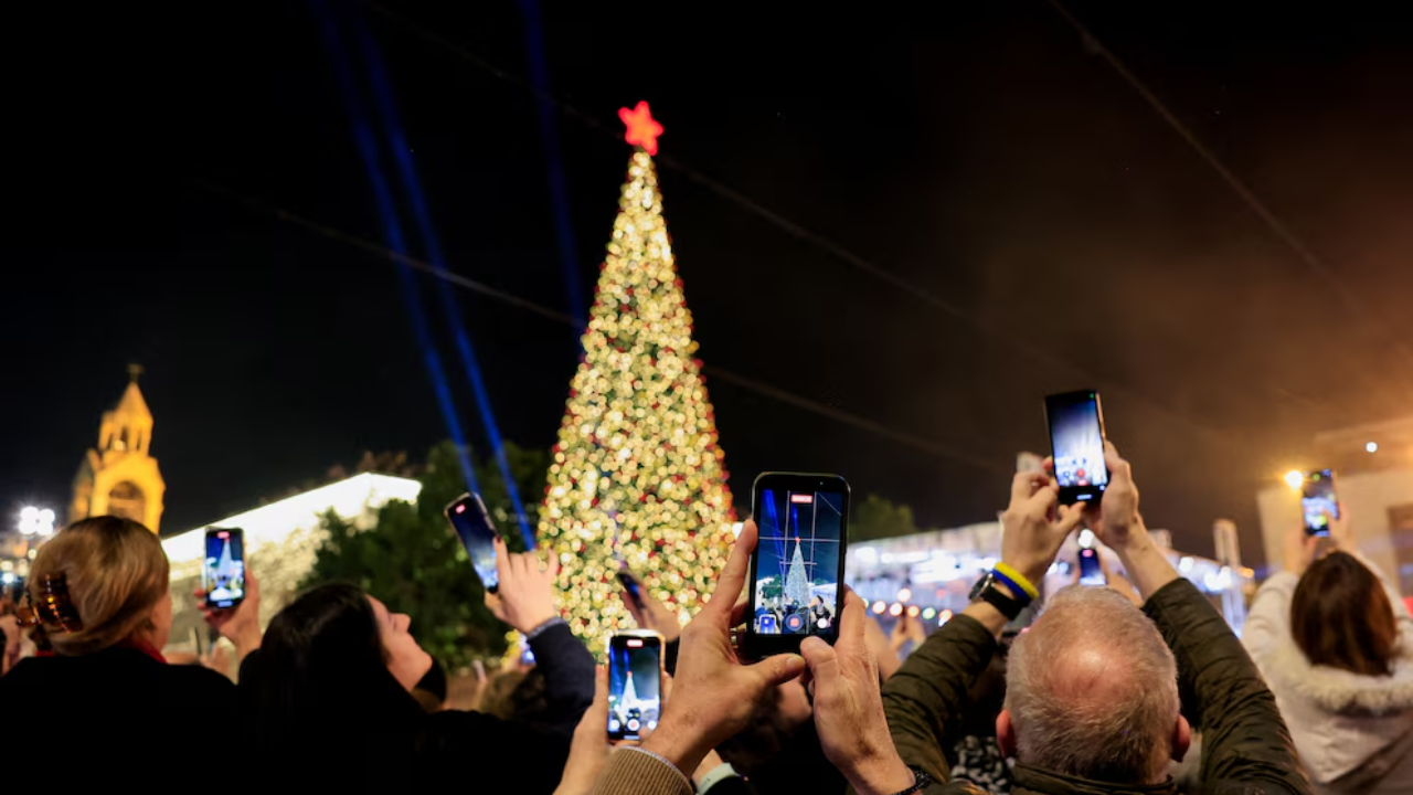 Belén recupera su luz navideña y envía un mensaje de esperanza