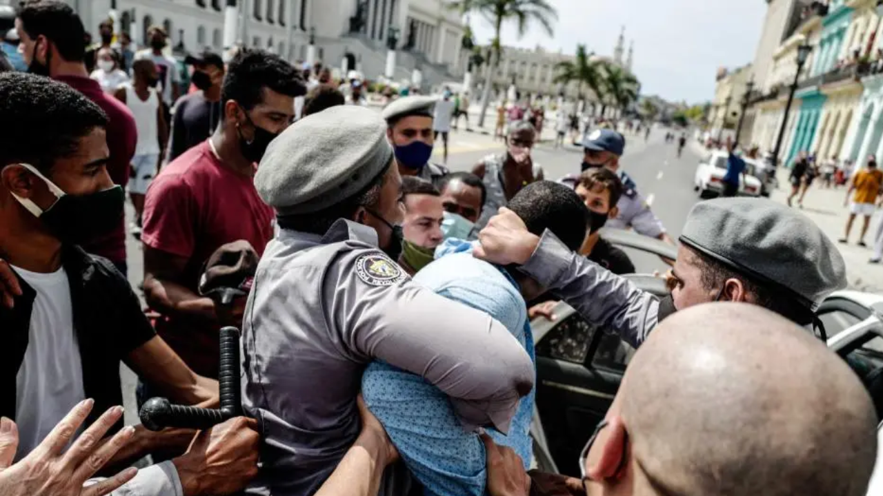 Cuba profundiza represión transnacional y amenaza a periodistas exiliados