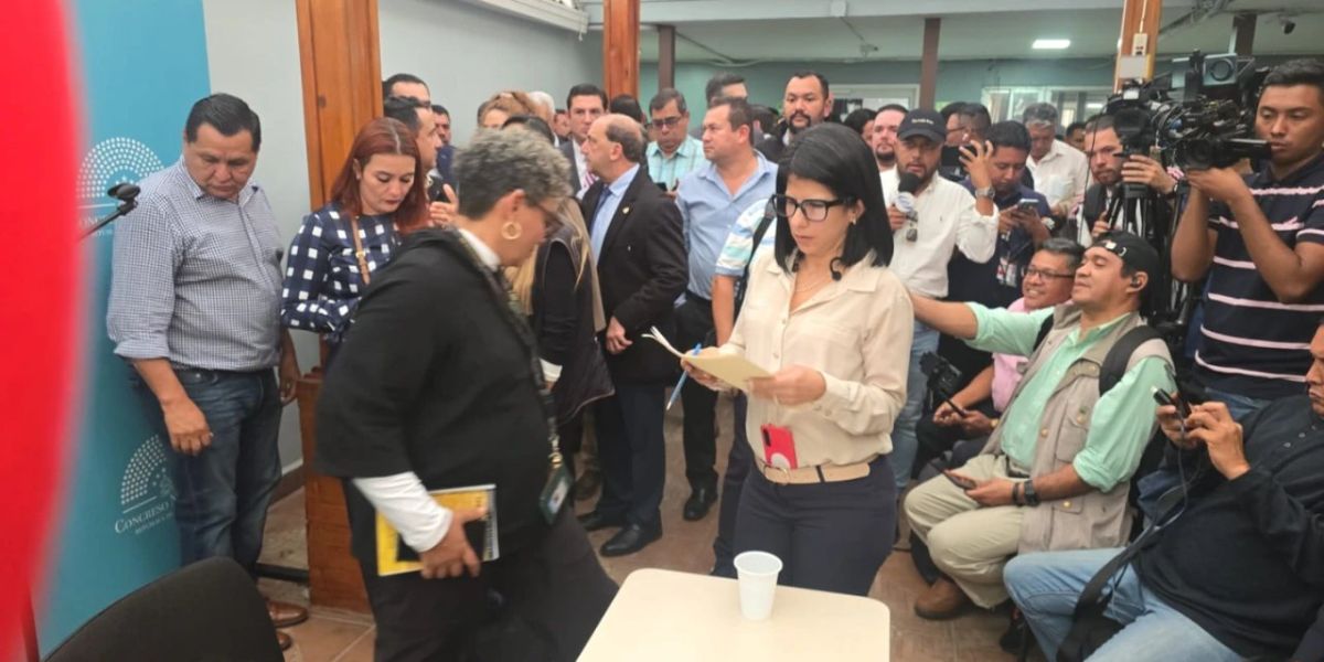 Mayor&iacute;a legislativa anula decreto de Luis Redondo en el CN