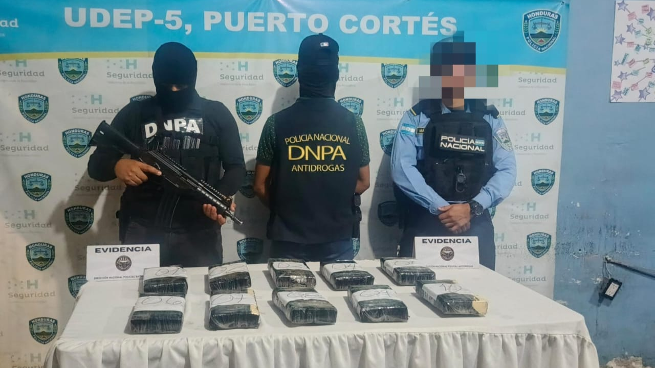 Autoridades hallan coca&iacute;na en buque en Puerto Cort&eacute;s