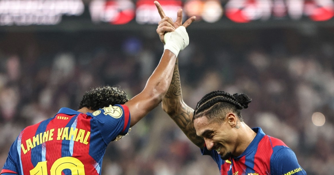 El delantero brasile&ntilde;o #11 del Barcelona, ​​Raphinha (D), celebra tras anotar el primer gol de su equipo con el delantero espa&ntilde;ol #10 del Barcelona, ​​Lamine Yamal, durante la final de la Supercopa de Espa&ntilde;a entre el FC Barcelona y el Real Madrid en el Estadio Rey Abdullah en Yeddah el 11 de enero de 2026.