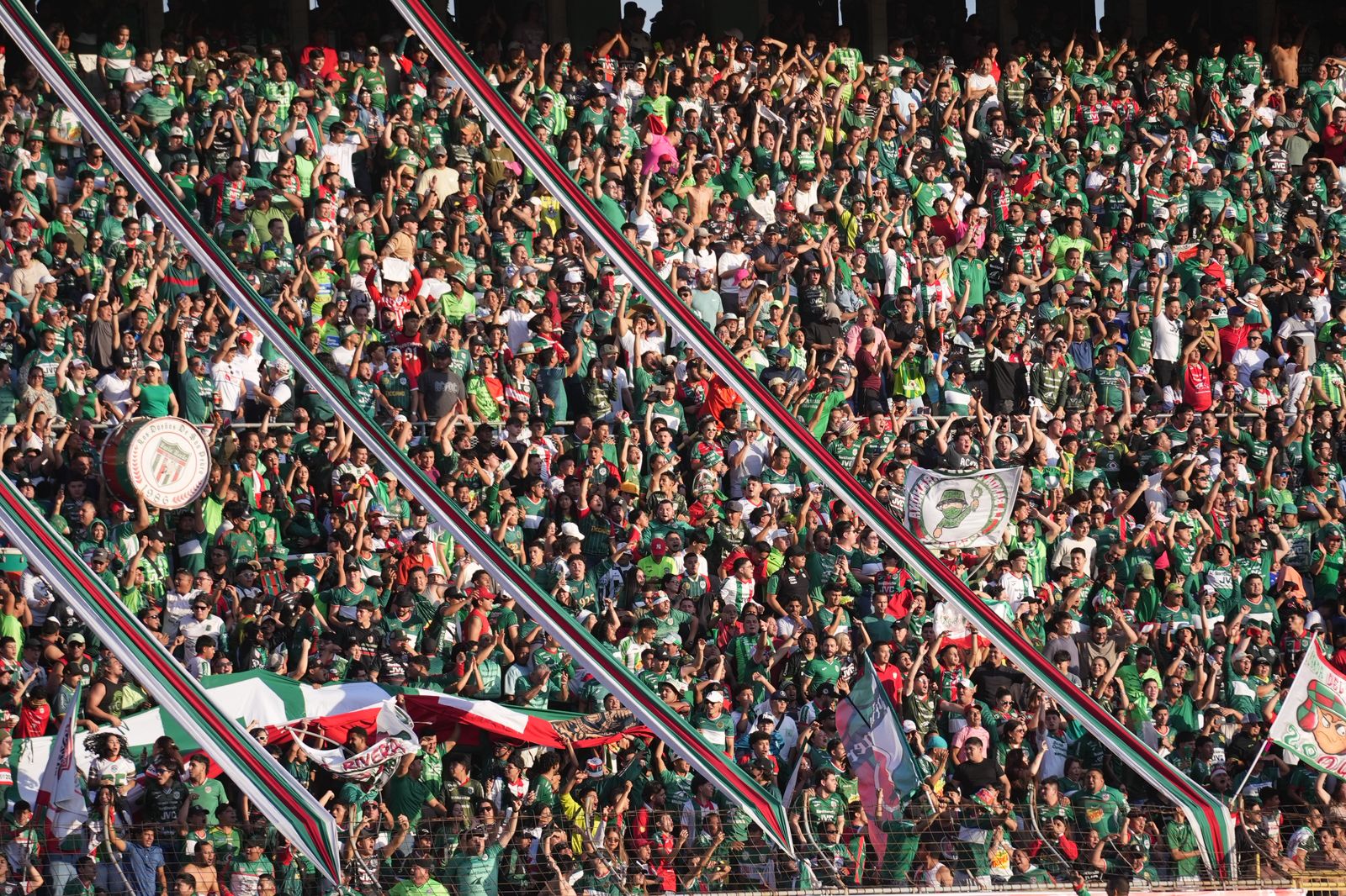  Explota el estadio Ol&iacute;mpico. La afici&oacute;n de Marath&oacute;n se levanta y hace temblar las gradas tras el gol verdolaga. Pura locura verde.